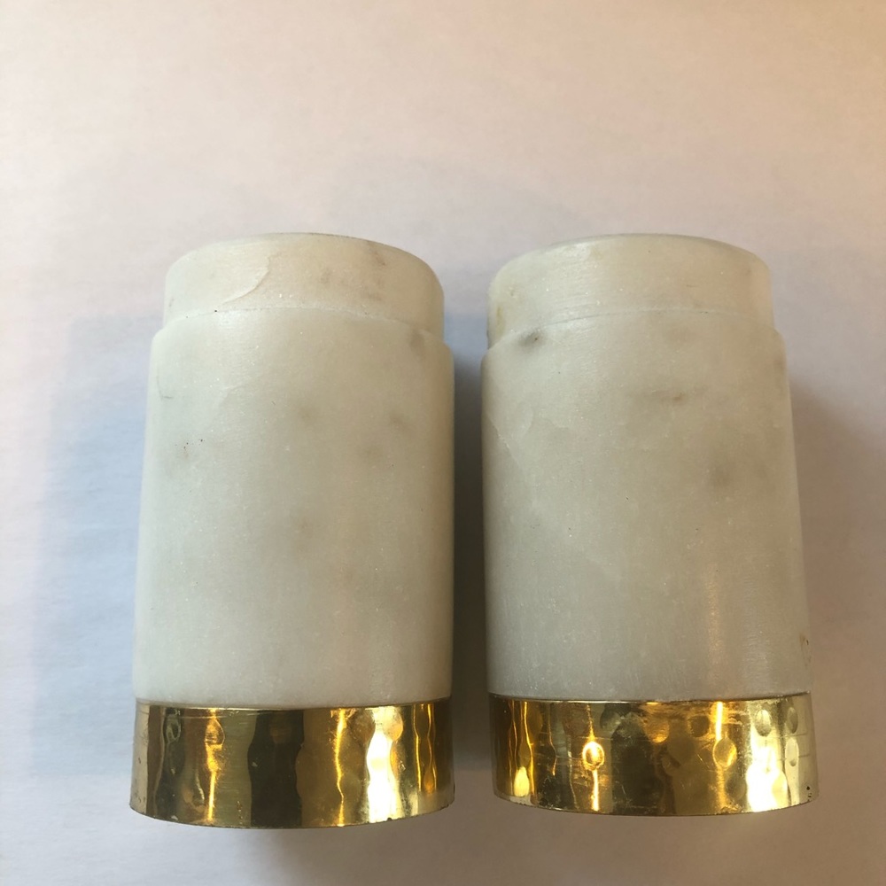 Salt & pepper shakers—white marble